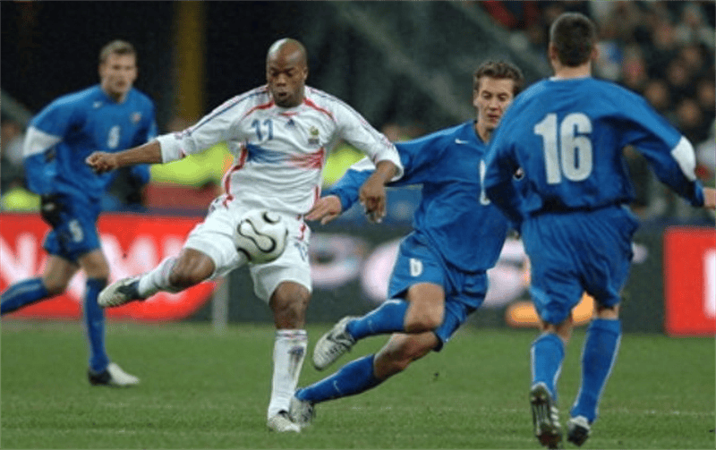 阿森纳场边指挥情绪激动，泰山队员怒摔水瓶的简单介绍